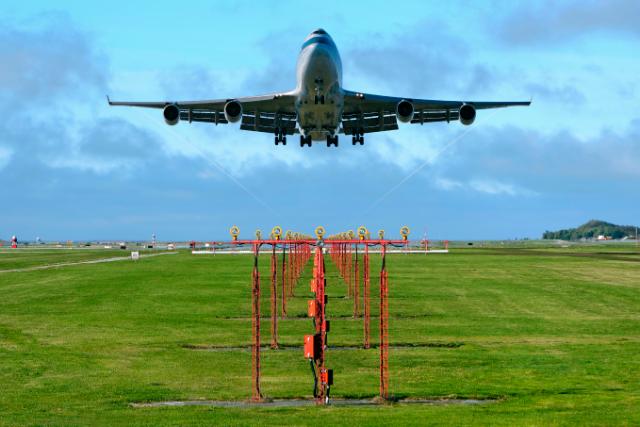 Décollage avion aéroport gazon