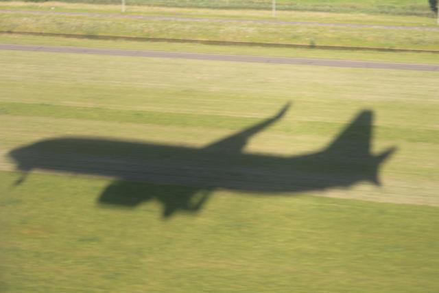 Piste aéropoert gazon ombre avion